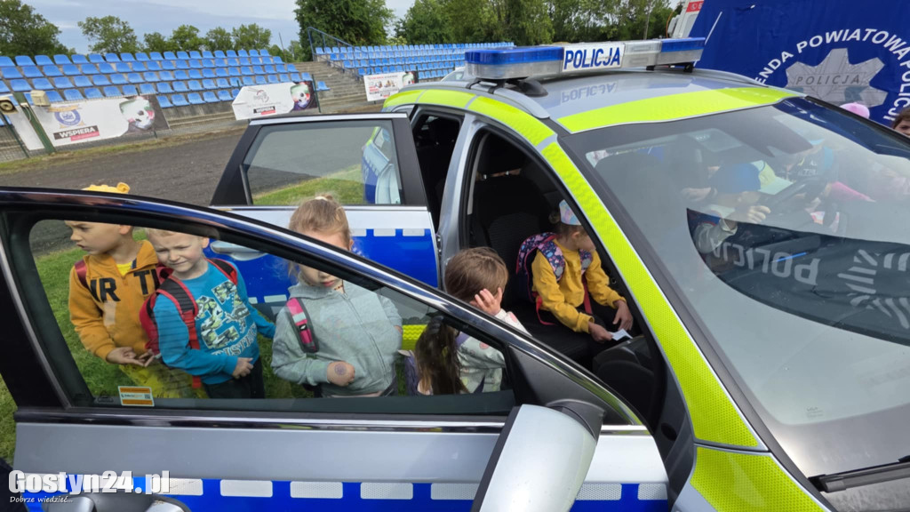 Piknik militarny z okazji Dnia Dziecka na stadionie w Pępowie