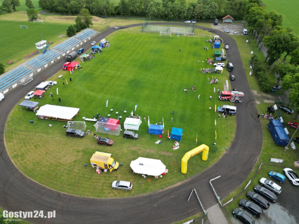 Piknik militarny z okazji Dnia Dziecka na stadionie w Pępowie