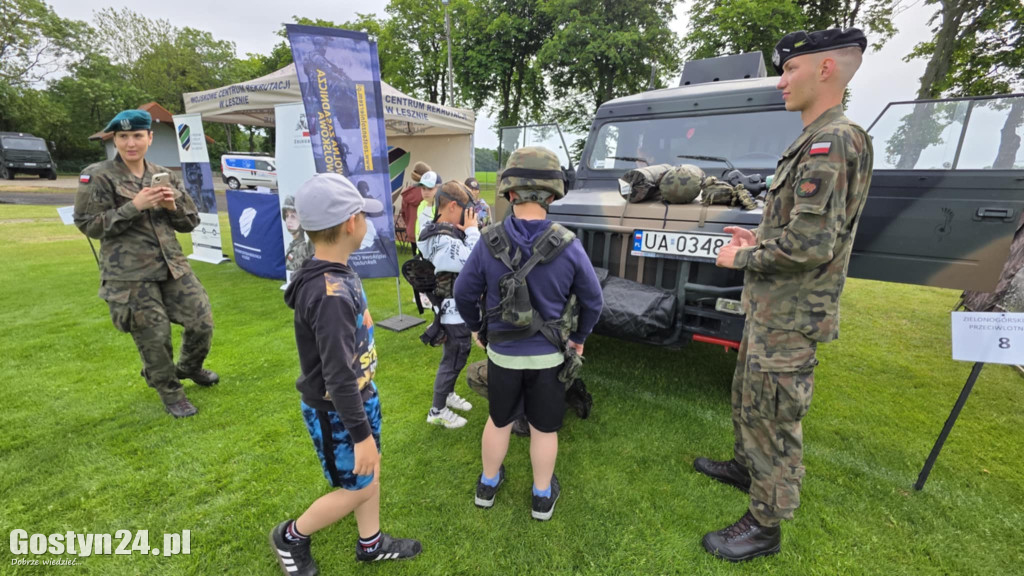 Piknik militarny z okazji Dnia Dziecka na stadionie w Pępowie