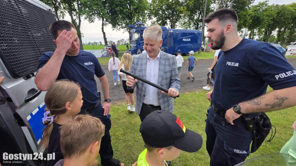 Piknik militarny z okazji Dnia Dziecka na stadionie w Pępowie