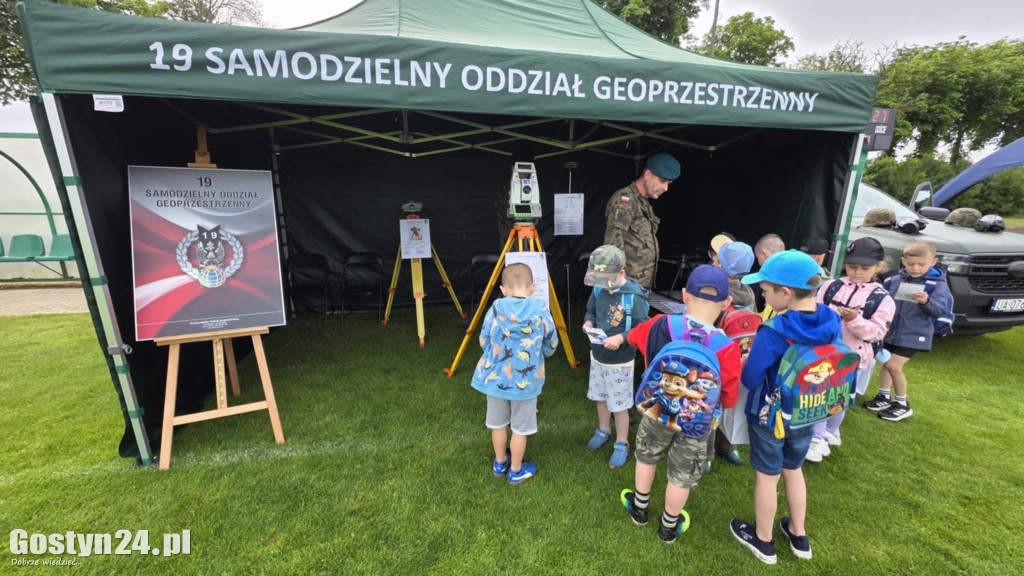 Piknik militarny z okazji Dnia Dziecka na stadionie w Pępowie