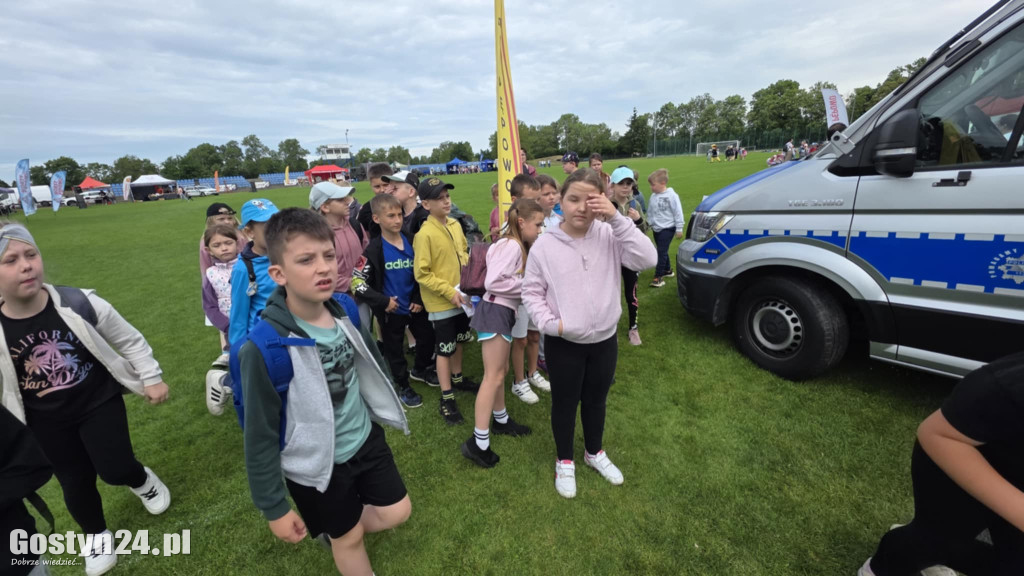 Piknik militarny z okazji Dnia Dziecka na stadionie w Pępowie