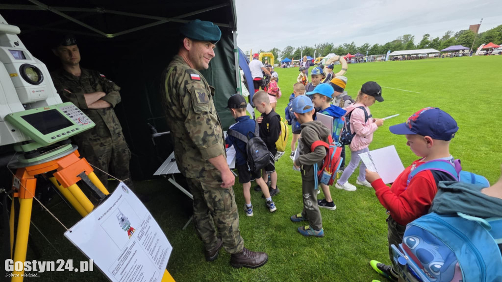 Piknik militarny z okazji Dnia Dziecka na stadionie w Pępowie