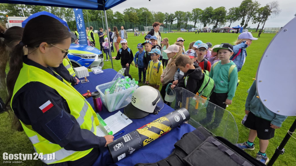 Piknik militarny z okazji Dnia Dziecka na stadionie w Pępowie