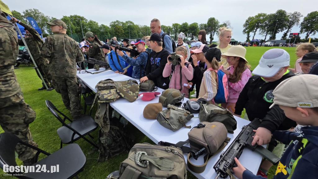 Piknik militarny z okazji Dnia Dziecka na stadionie w Pępowie