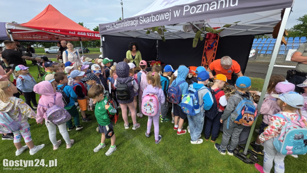 Piknik militarny z okazji Dnia Dziecka na stadionie w Pępowie