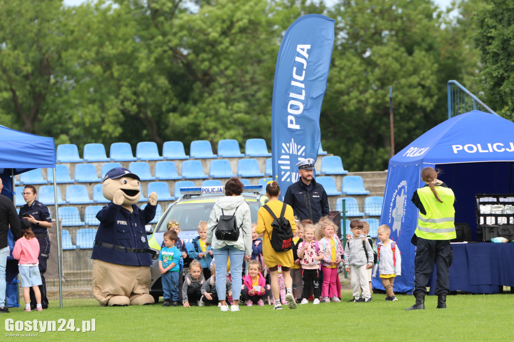 Piknik militarny z okazji Dnia Dziecka na stadionie w Pępowie