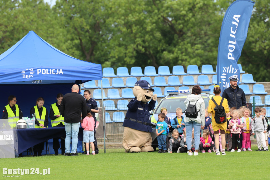 Piknik militarny z okazji Dnia Dziecka na stadionie w Pępowie