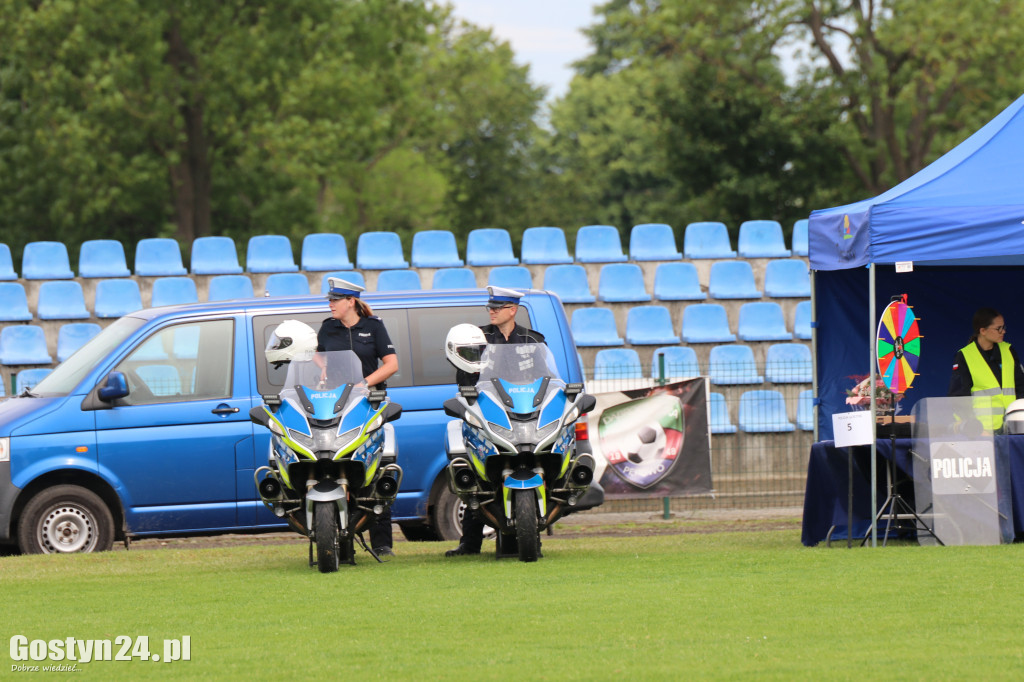 Piknik militarny z okazji Dnia Dziecka na stadionie w Pępowie