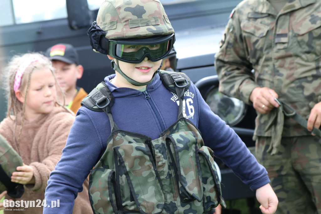Piknik militarny z okazji Dnia Dziecka na stadionie w Pępowie