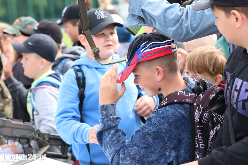 Piknik militarny z okazji Dnia Dziecka na stadionie w Pępowie