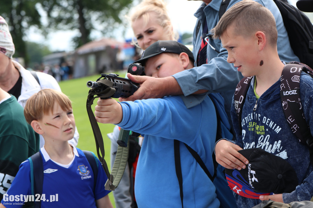 Piknik militarny z okazji Dnia Dziecka na stadionie w Pępowie
