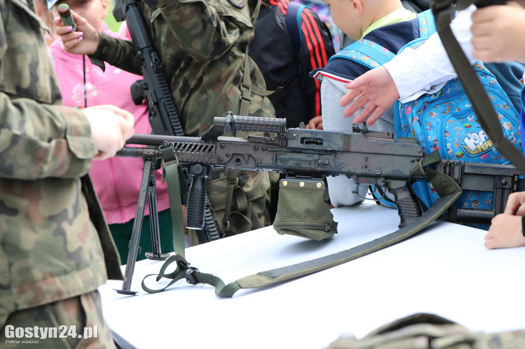 Piknik militarny z okazji Dnia Dziecka na stadionie w Pępowie