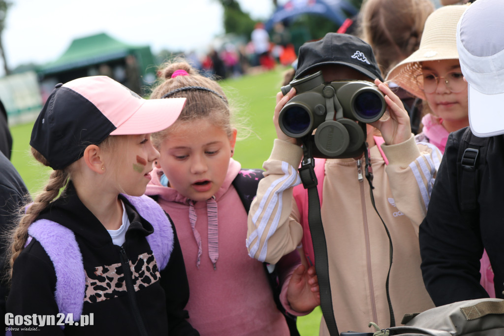Piknik militarny z okazji Dnia Dziecka na stadionie w Pępowie