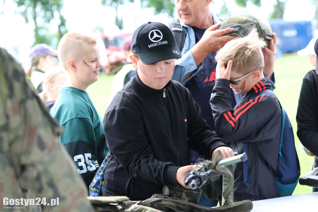 Piknik militarny z okazji Dnia Dziecka na stadionie w Pępowie