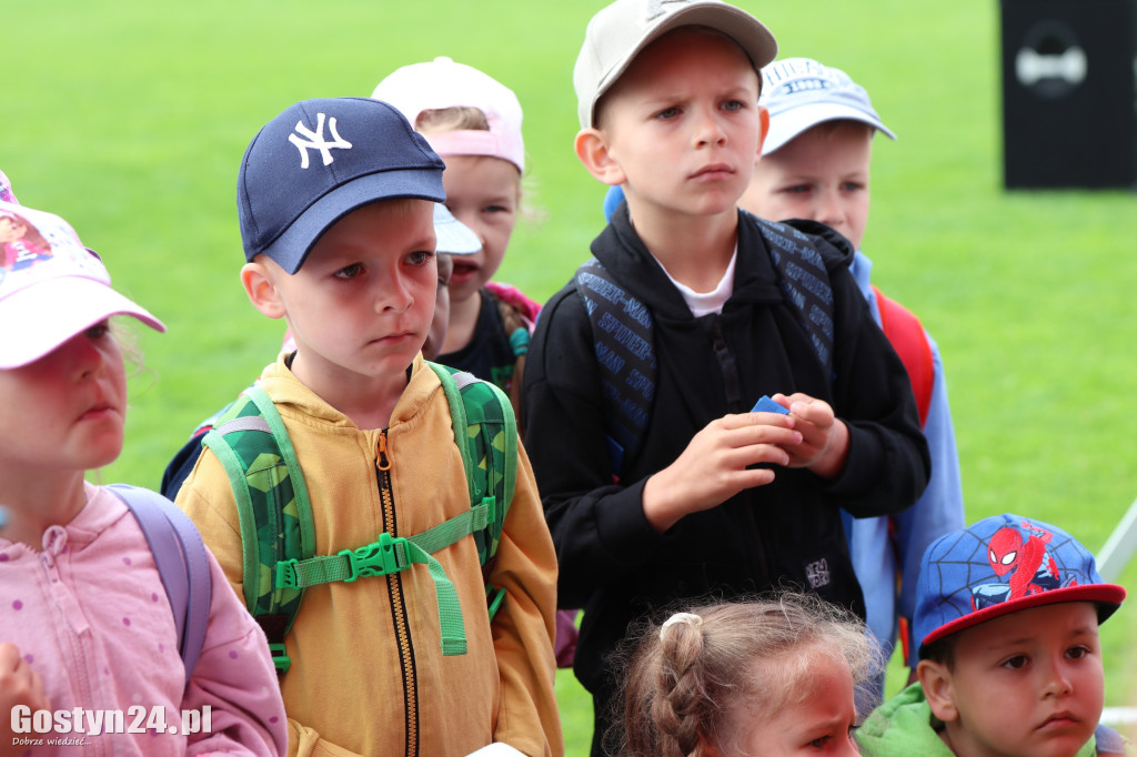 Piknik militarny z okazji Dnia Dziecka na stadionie w Pępowie