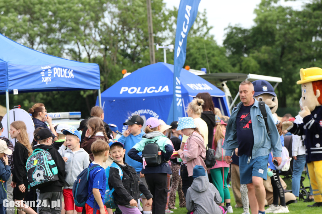 Piknik militarny z okazji Dnia Dziecka na stadionie w Pępowie