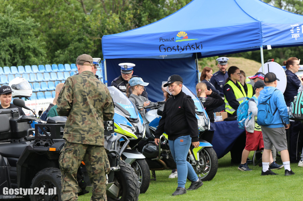 Piknik militarny z okazji Dnia Dziecka na stadionie w Pępowie