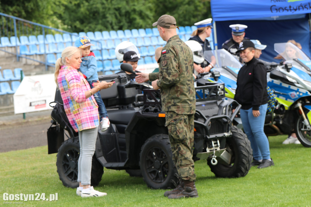 Piknik militarny z okazji Dnia Dziecka na stadionie w Pępowie
