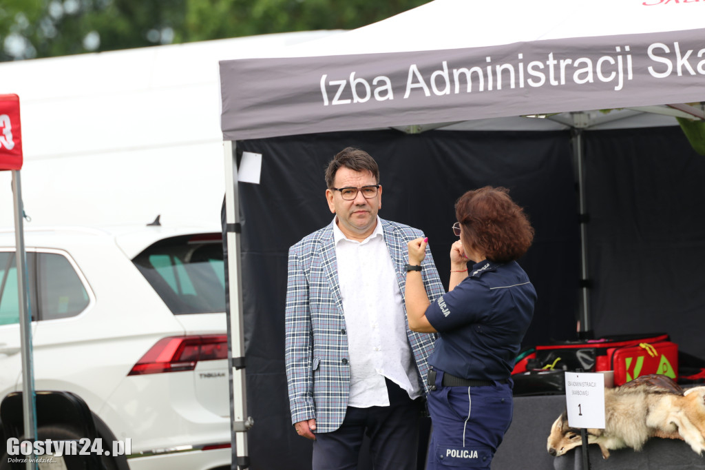 Piknik militarny z okazji Dnia Dziecka na stadionie w Pępowie