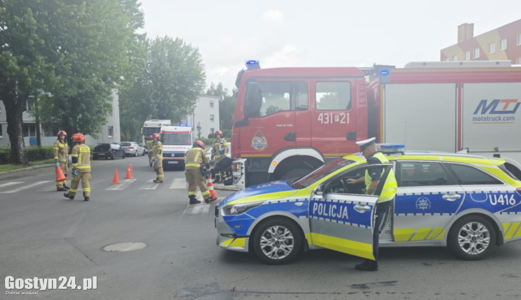 Zderzenie dwóch samochodów na skrzyżowaniu w Gostyniu