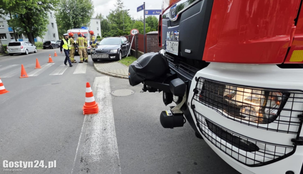 Zderzenie dwóch samochodów na skrzyżowaniu w Gostyniu