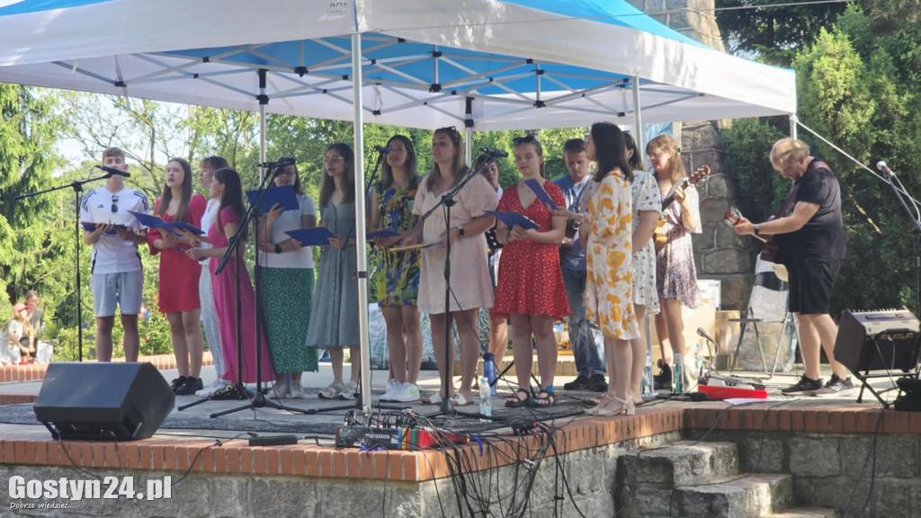 Piknik parafialny przy kościele w Piaskach