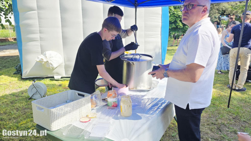 Piknik parafialny przy kościele w Piaskach