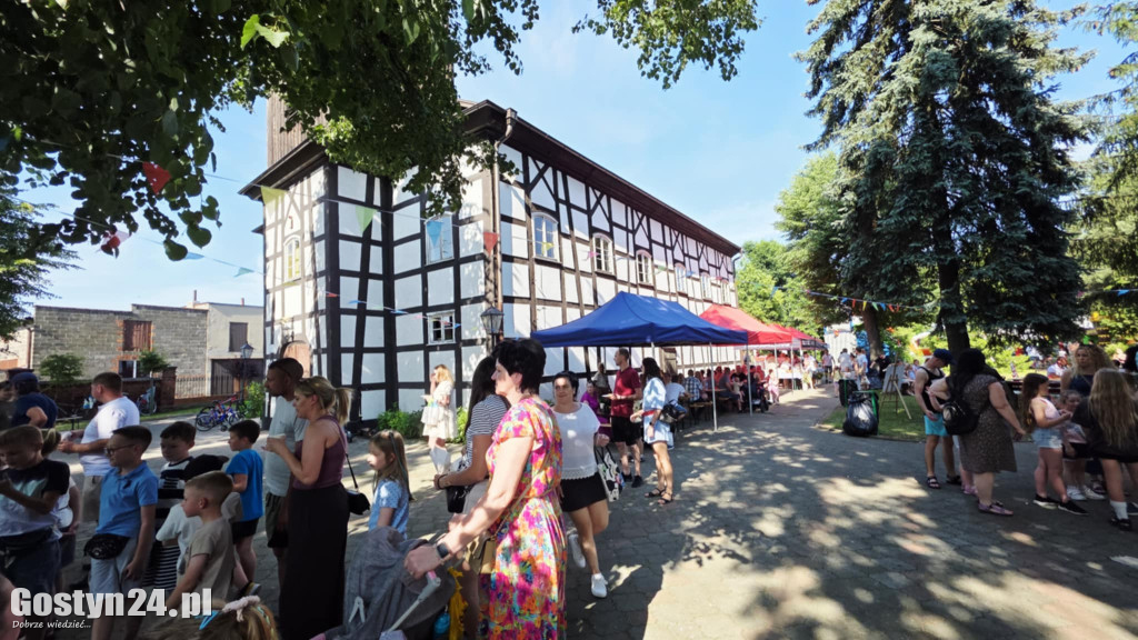 Piknik parafialny przy kościele w Piaskach