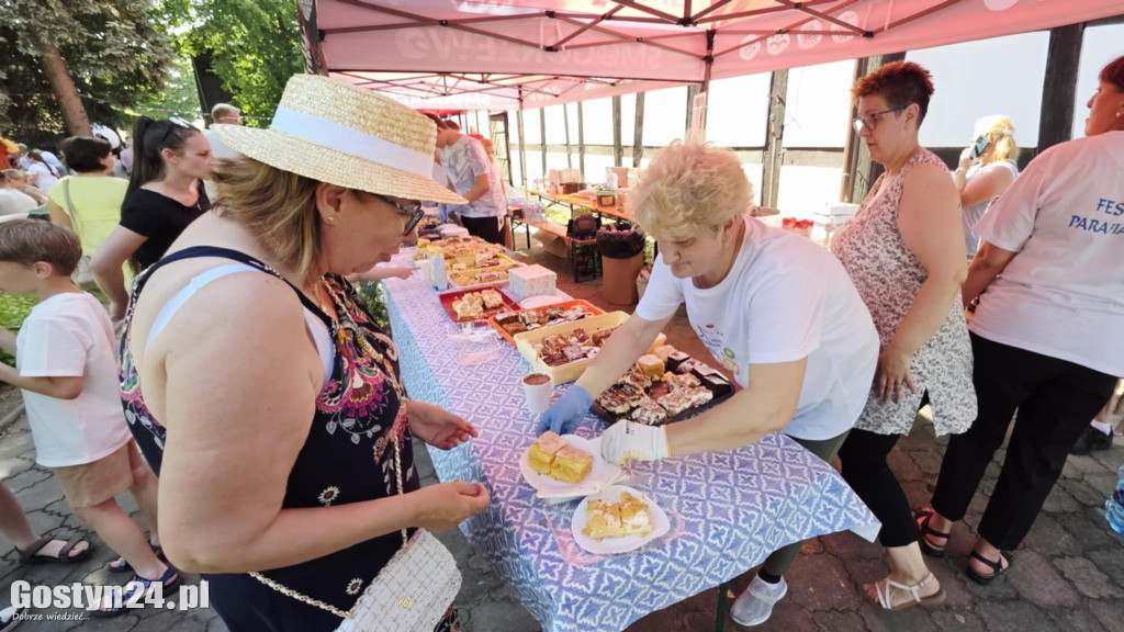 Piknik parafialny przy kościele w Piaskach