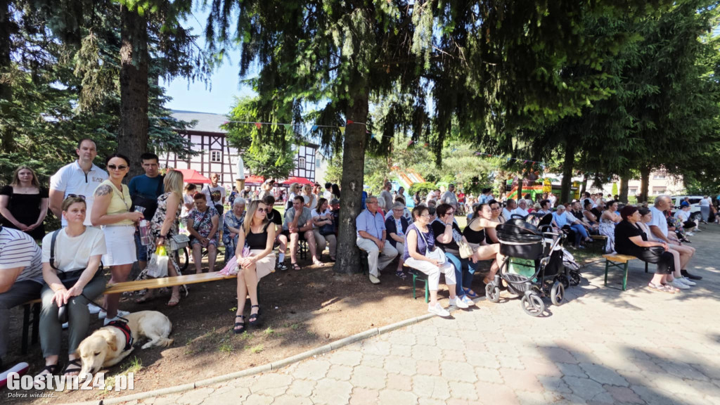 Piknik parafialny przy kościele w Piaskach