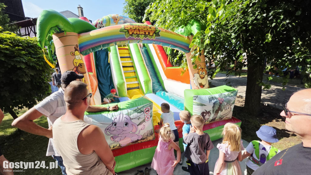 Piknik parafialny przy kościele w Piaskach