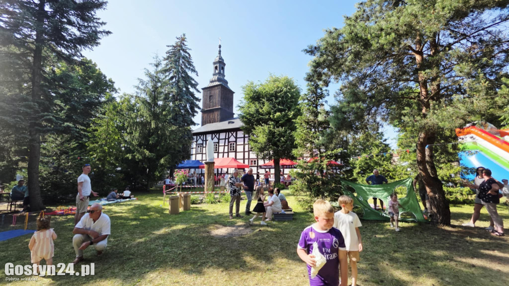 Piknik parafialny przy kościele w Piaskach