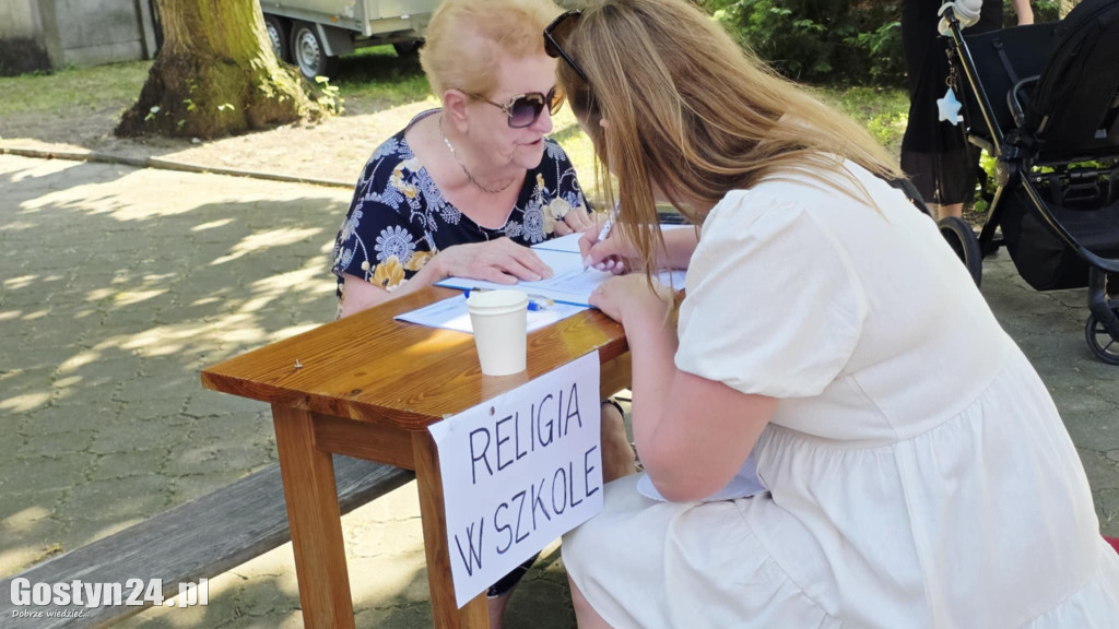 Piknik parafialny przy kościele w Piaskach