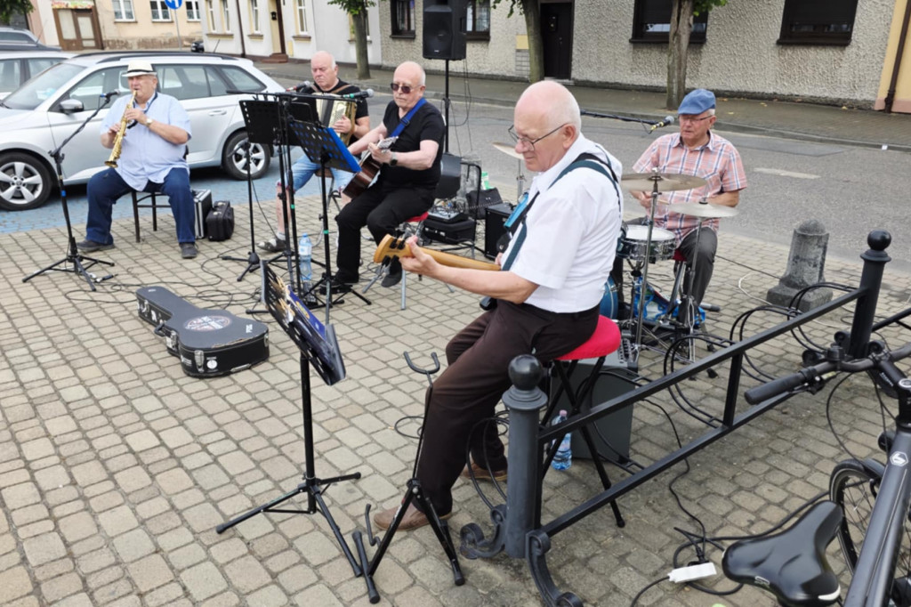 Koncert kapeli Piaskowanie na piaskowskim rynku