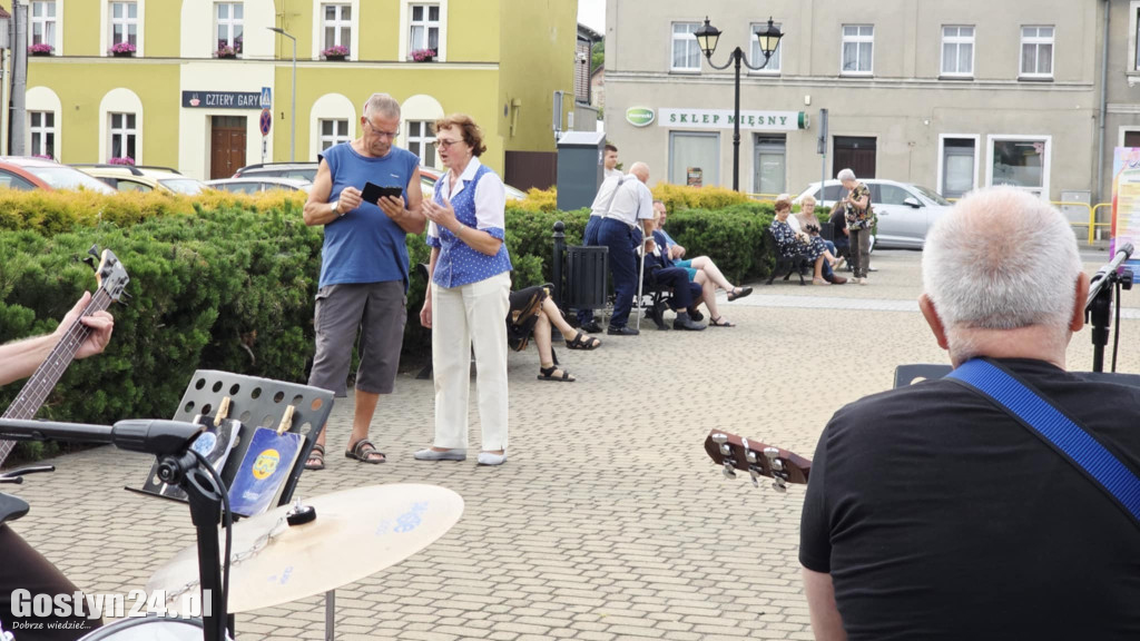 Koncert kapeli Piaskowanie na piaskowskim rynku
