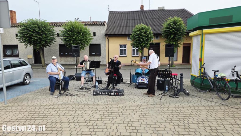Koncert kapeli Piaskowanie na piaskowskim rynku