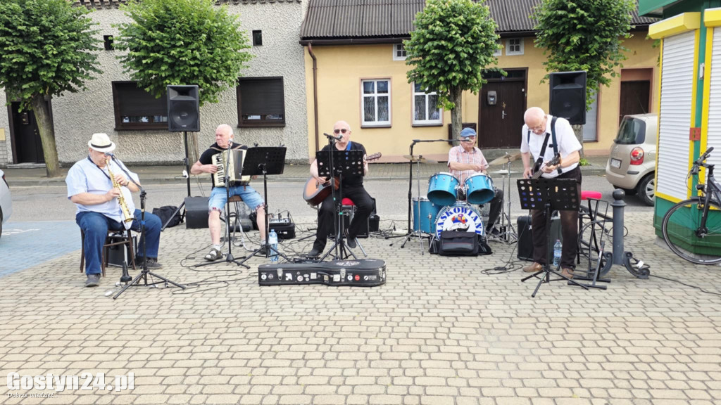 Koncert kapeli Piaskowanie na piaskowskim rynku