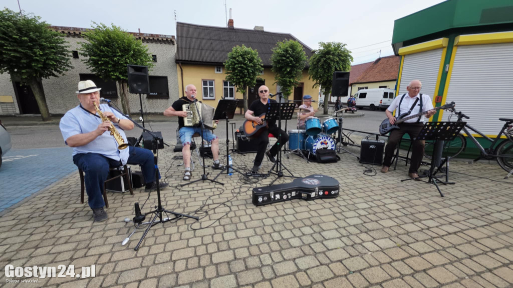 Koncert kapeli Piaskowanie na piaskowskim rynku