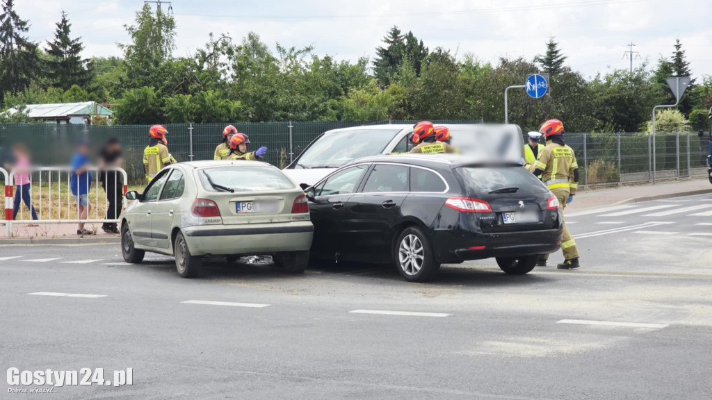 Zderzenie trzech samochodów na gostyńskim skrzyżowaniu