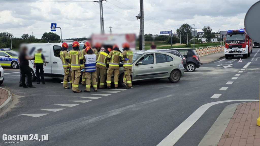 Zderzenie trzech samochodów na gostyńskim skrzyżowaniu