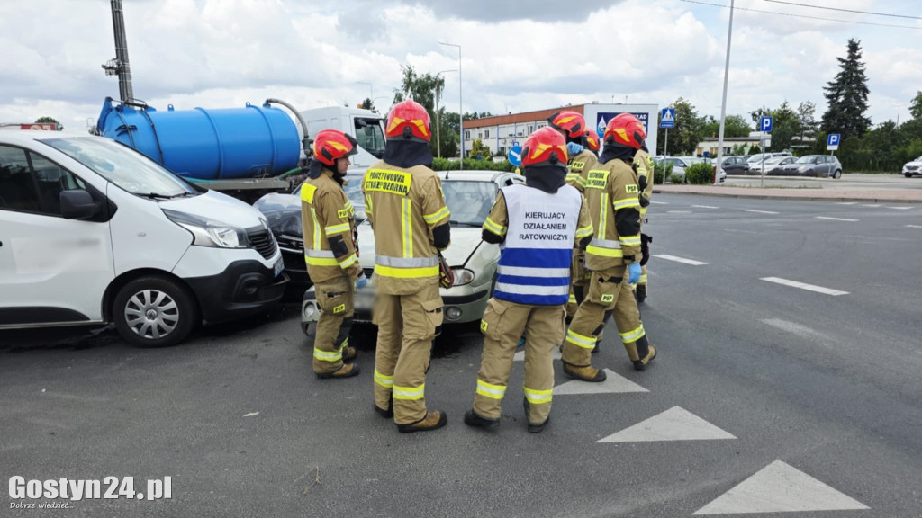 Zderzenie trzech samochodów na gostyńskim skrzyżowaniu