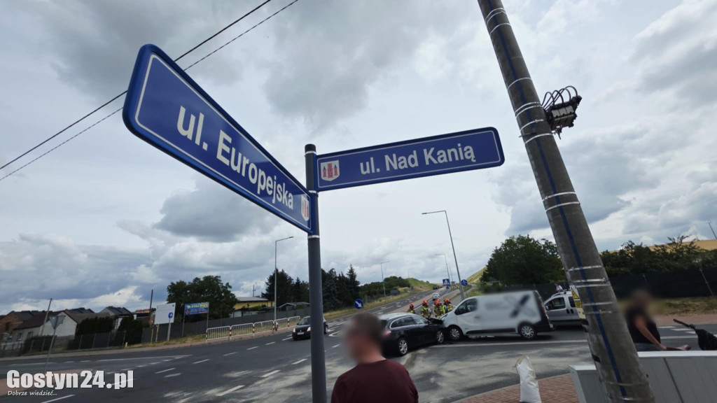 Zderzenie trzech samochodów na gostyńskim skrzyżowaniu
