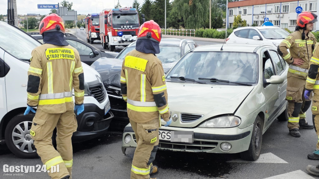 Zderzenie trzech samochodów na gostyńskim skrzyżowaniu