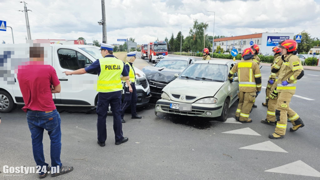Zderzenie trzech samochodów na gostyńskim skrzyżowaniu