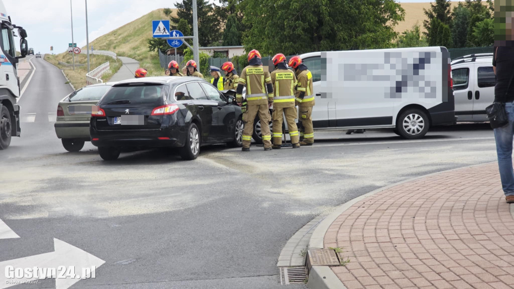 Zderzenie trzech samochodów na gostyńskim skrzyżowaniu