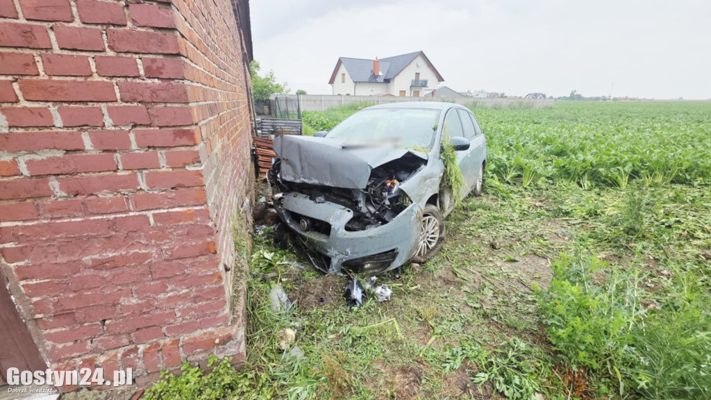 Auto uderzyło w mur na trasie Strzelce Wielkie - Lipie