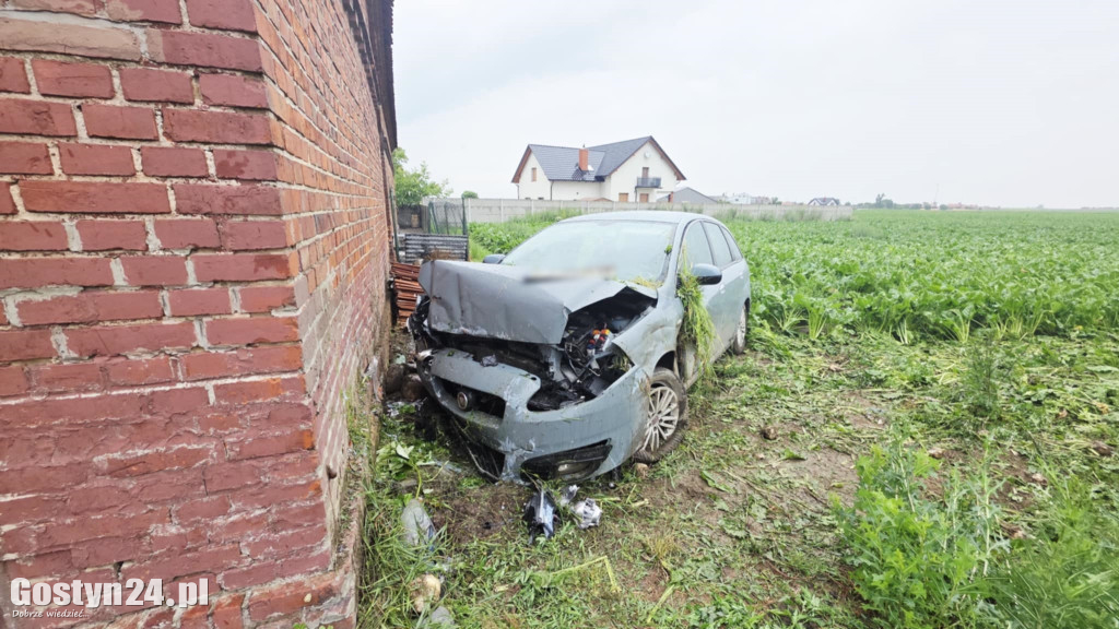 Auto uderzyło w mur na trasie Strzelce Wielkie - Lipie