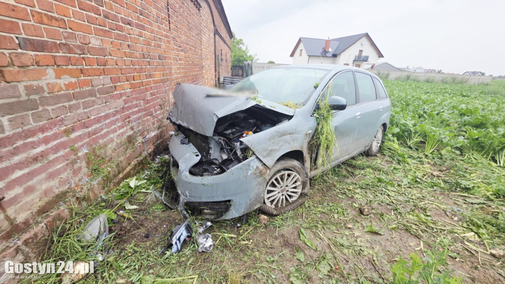 Auto uderzyło w mur na trasie Strzelce Wielkie - Lipie