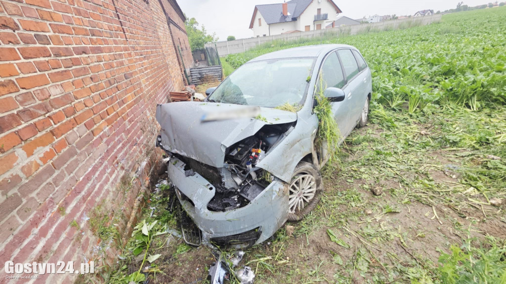 Auto uderzyło w mur na trasie Strzelce Wielkie - Lipie